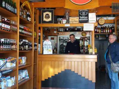 Ad accoglierci tra una marea di ordinate bottiglie di birra e vino � il 55enne proprietario Silvio Mancini (foto di Marianna Colasanto)